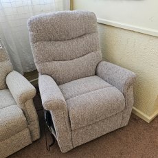 Clearance Celebrity Hollingwell Grand Cloud Zero Lift & Rise Recliner Chair