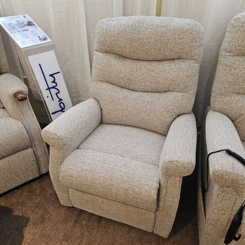 Clearance Celebrity Hollingwell Petite Dual Motor Lift & Rise Recliner Chair